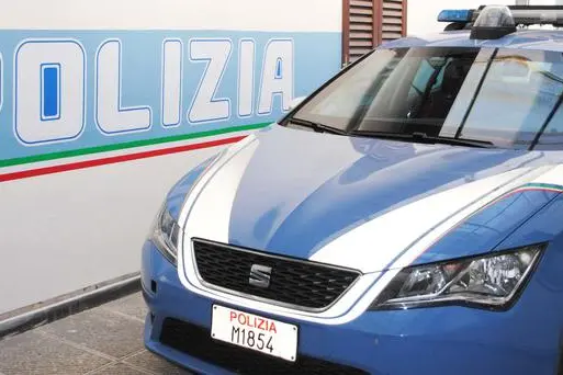 Un'auto della polizia (Ansa)