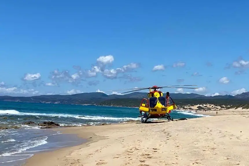 L'elisoccorso atterrato nella spiaggia di Piscinas (foto Pintori)