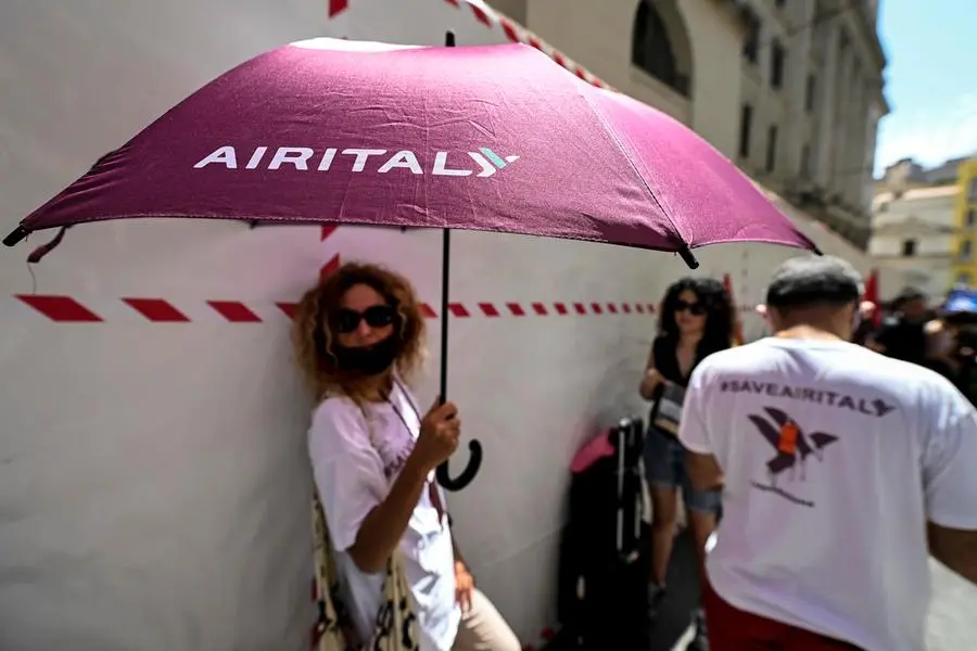 Una protesta di lavoratori Air Italy (Ansa)