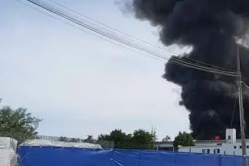 L'enorme nuova di fumo nero sopra lo stabilimento (foto da Twitter)