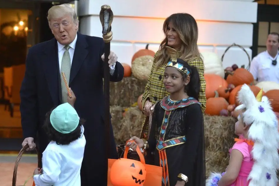 Donald e Melania Trump con i bambini alla Casa Bianca (Ansa)