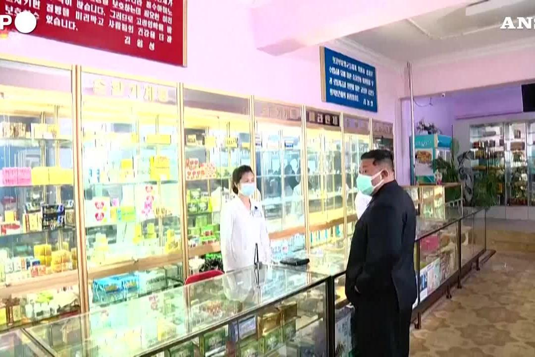 Kim Jong un visita le farmacie con la mascherina
