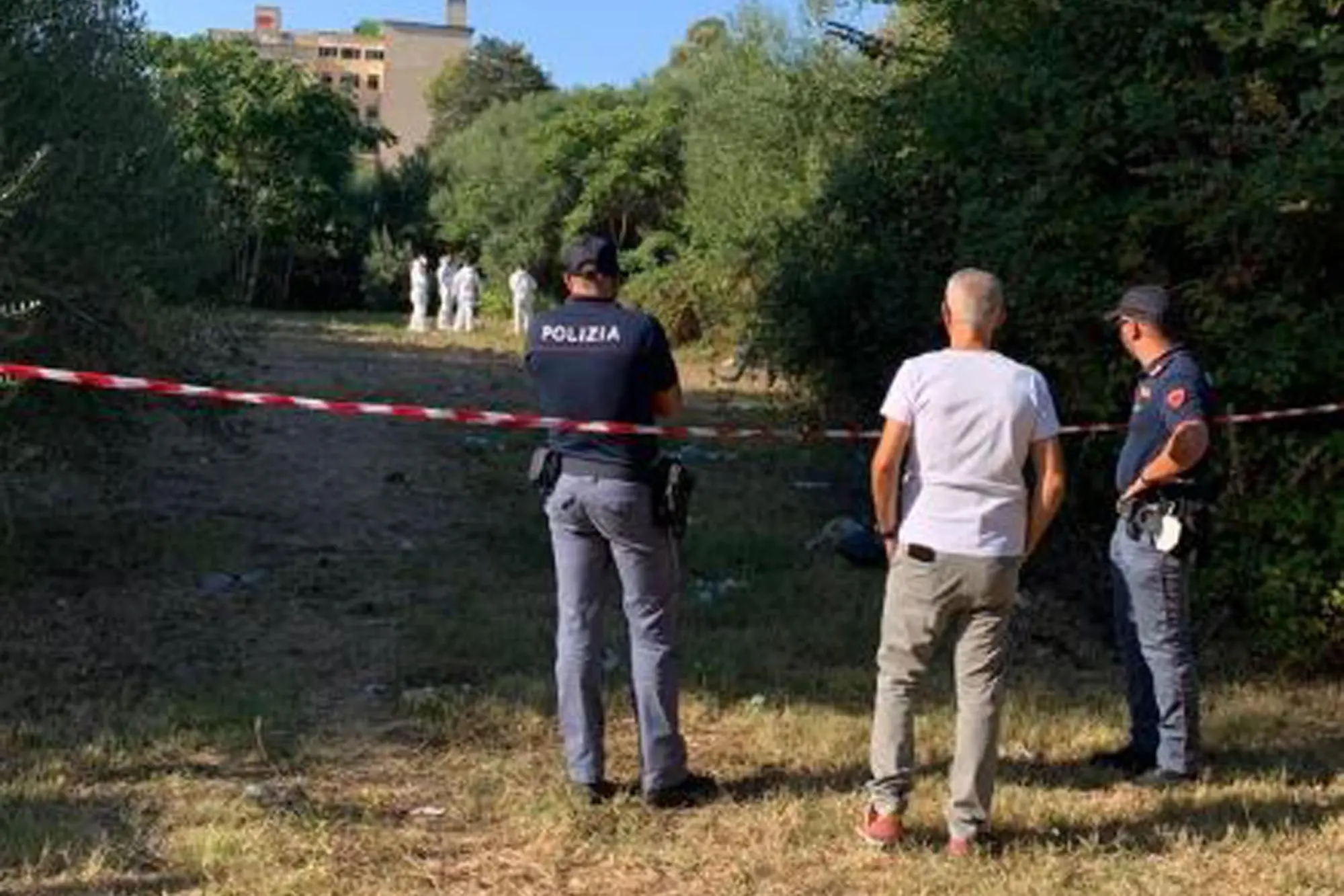 La polizia sul luogo del ritrovamento del cadavere a Sassari (foto Ansa)