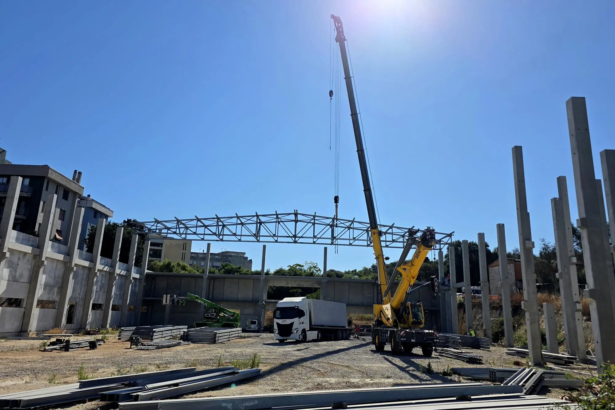 Palasport di via Kennedy - installazione delle coperture in acciaio