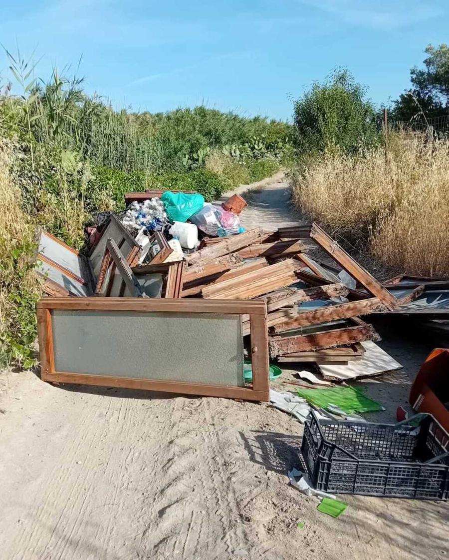 Strada bloccata da una discarica abusiva, Polizia locale in 