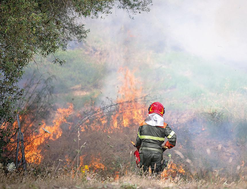 Non solo Canadair, le grane del sistema antincendio: «Poco personale e troppo vecchio»