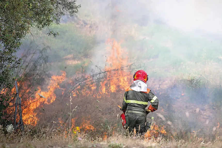 Un incendio domato dagli uomini del Corpo forestale (foto Ansa)