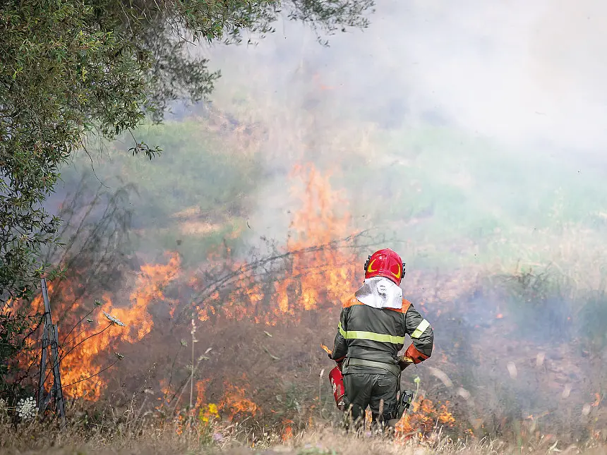 Un incendio domato dagli uomini del Corpo forestale (foto Ansa)