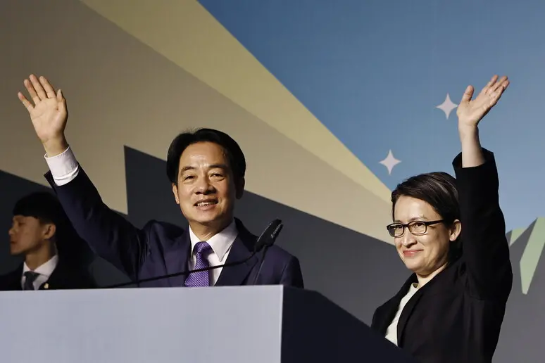 A sinistra il neoeletto presidente William Lai (foto Ansa)