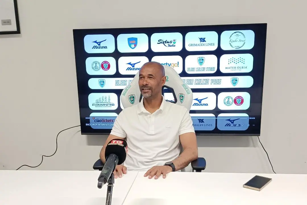 Ze Maria durante la conferenza stampa pre Olbia-Gelbison (foto Giagnoni)
