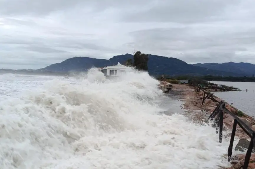 Ciclone Harry, le onde sulla laguna di Nora (foto Facebook, Comune di Pula)