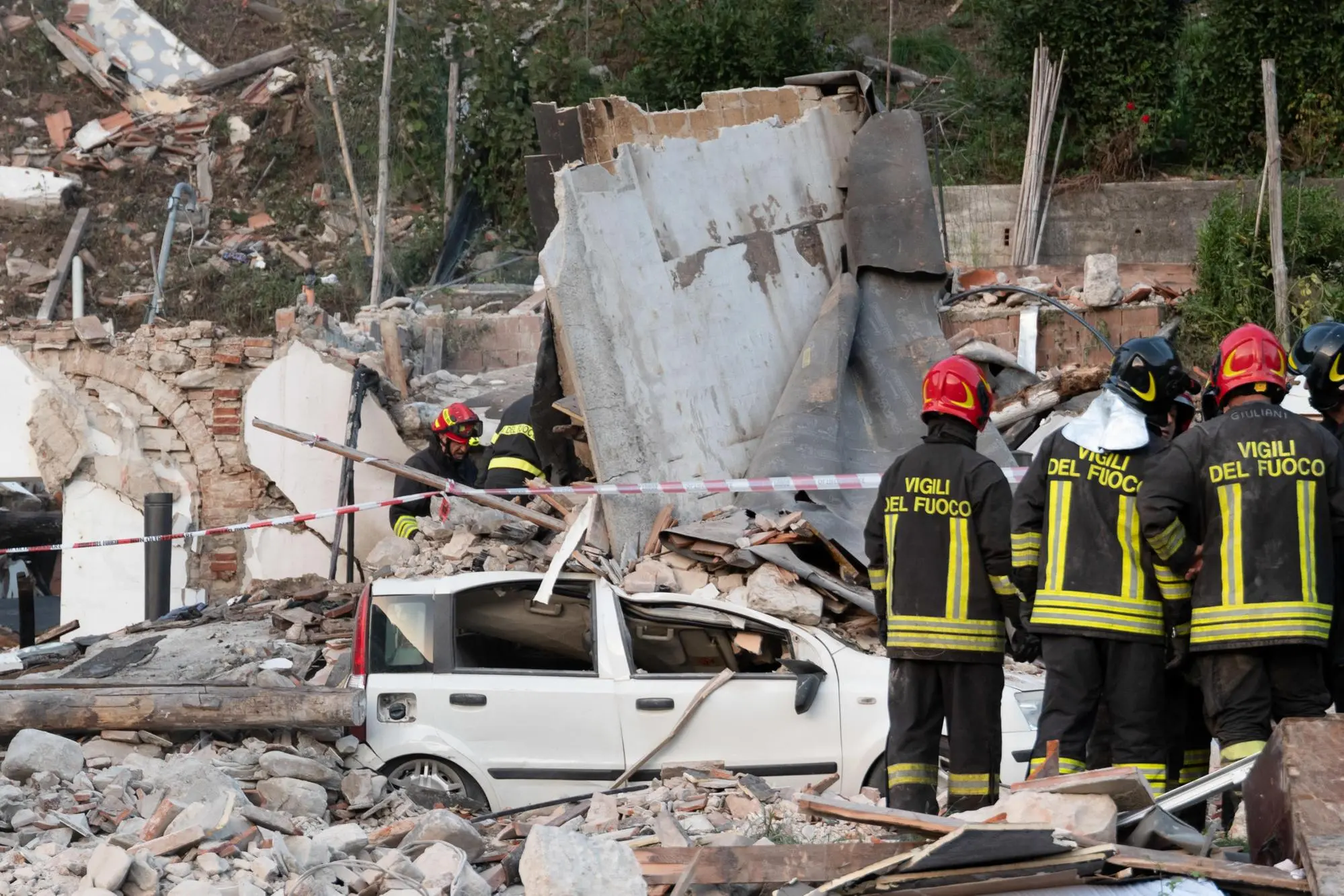 The rubble after the explosion in Lucca (Ansa)