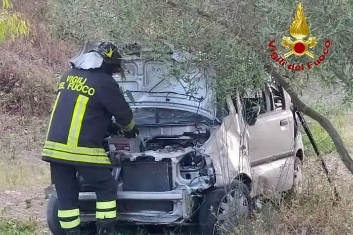 L'auto coinvolta nell'incidente (foto Vigili del fuoco)
