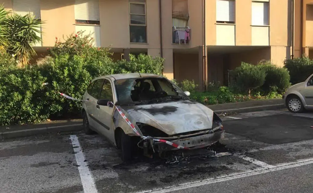 L'auto bruciata (Foto E.Sanna)