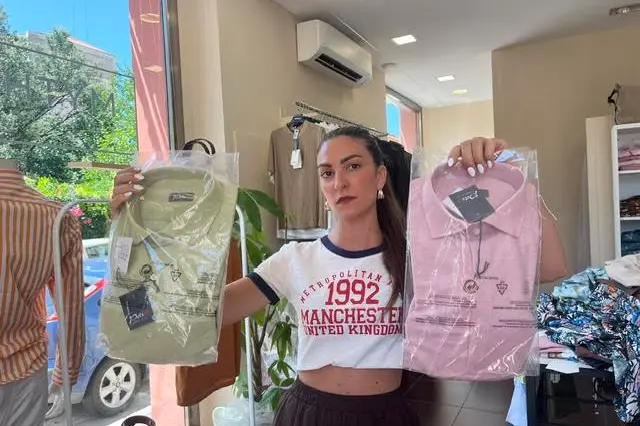 Michela Podda mentre mostra la merce estiva appena arrivata (Foto Sara Pinna)