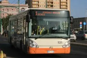 Un autobus in via Roma a Cagliari