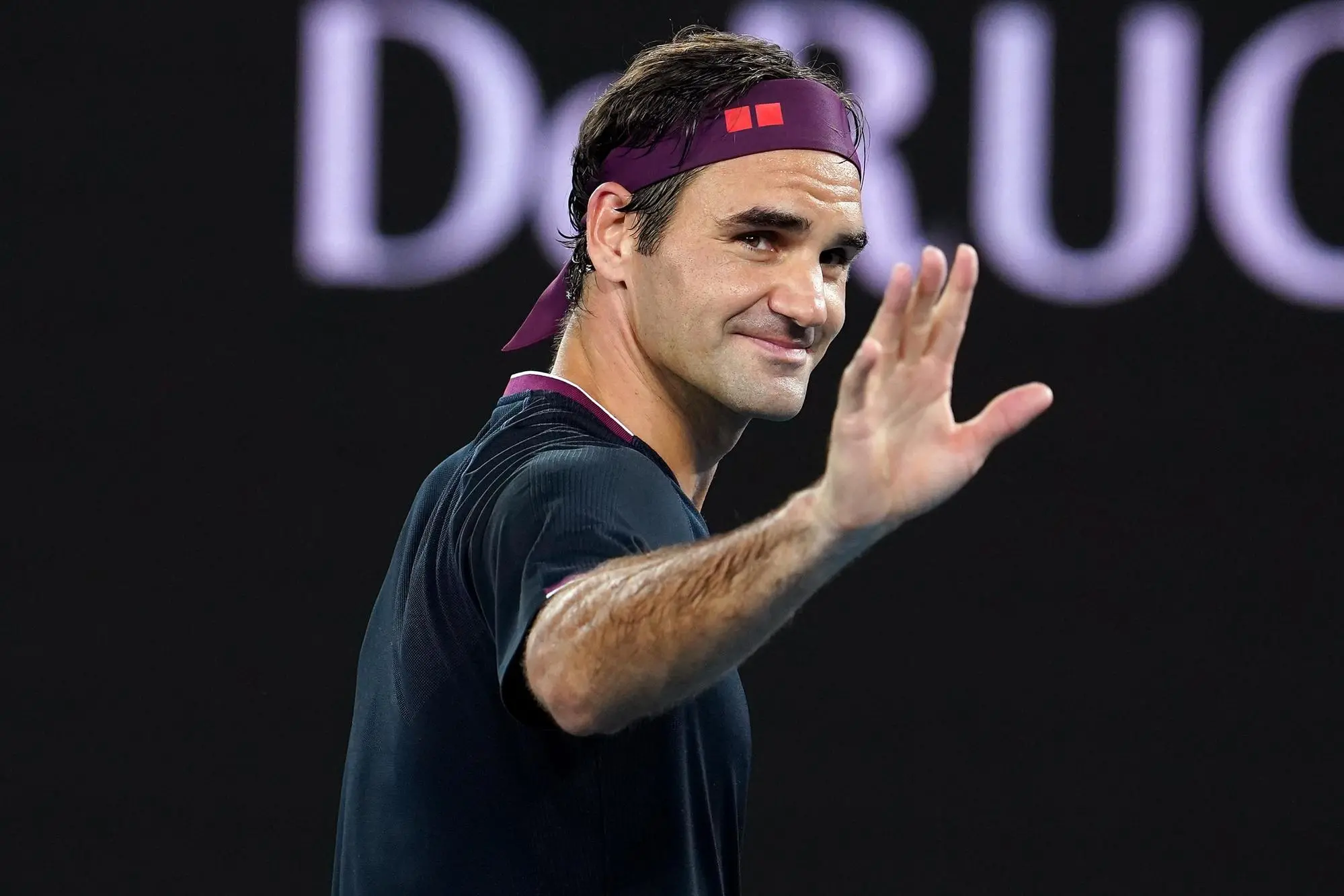 Roger Federer saluta dopo una sconfitta agli Australian Open nel 2020 (archivio L'Unione Sarda)