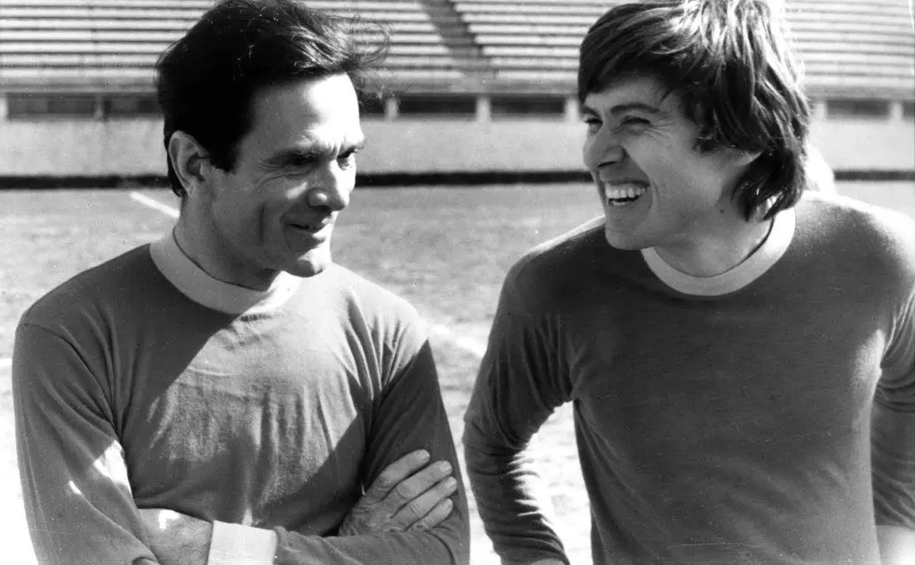 Con Gianni Morandi durante una partita di calcio, 1975