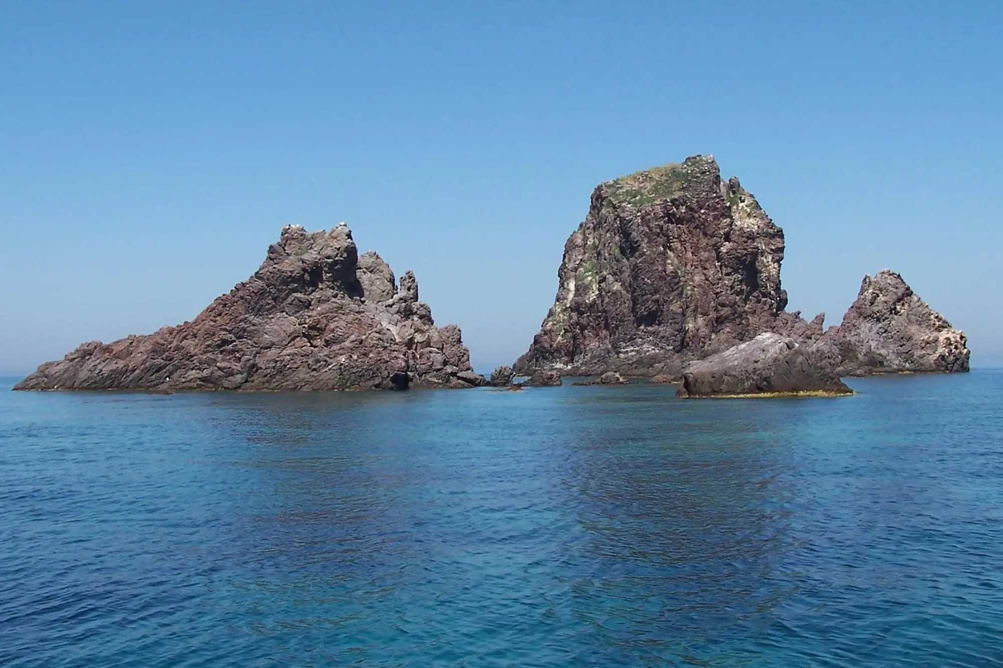 Gli scogli nel mare di Corona Niedda