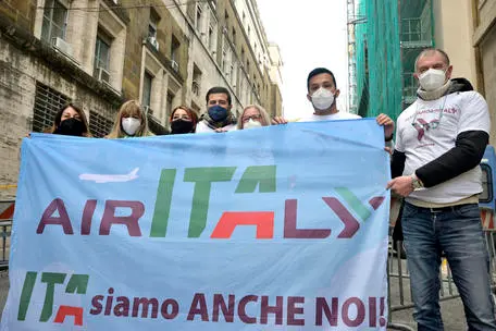 Un sit-in dei lavoratori Air Italy al Mise (Ansa - Peri)