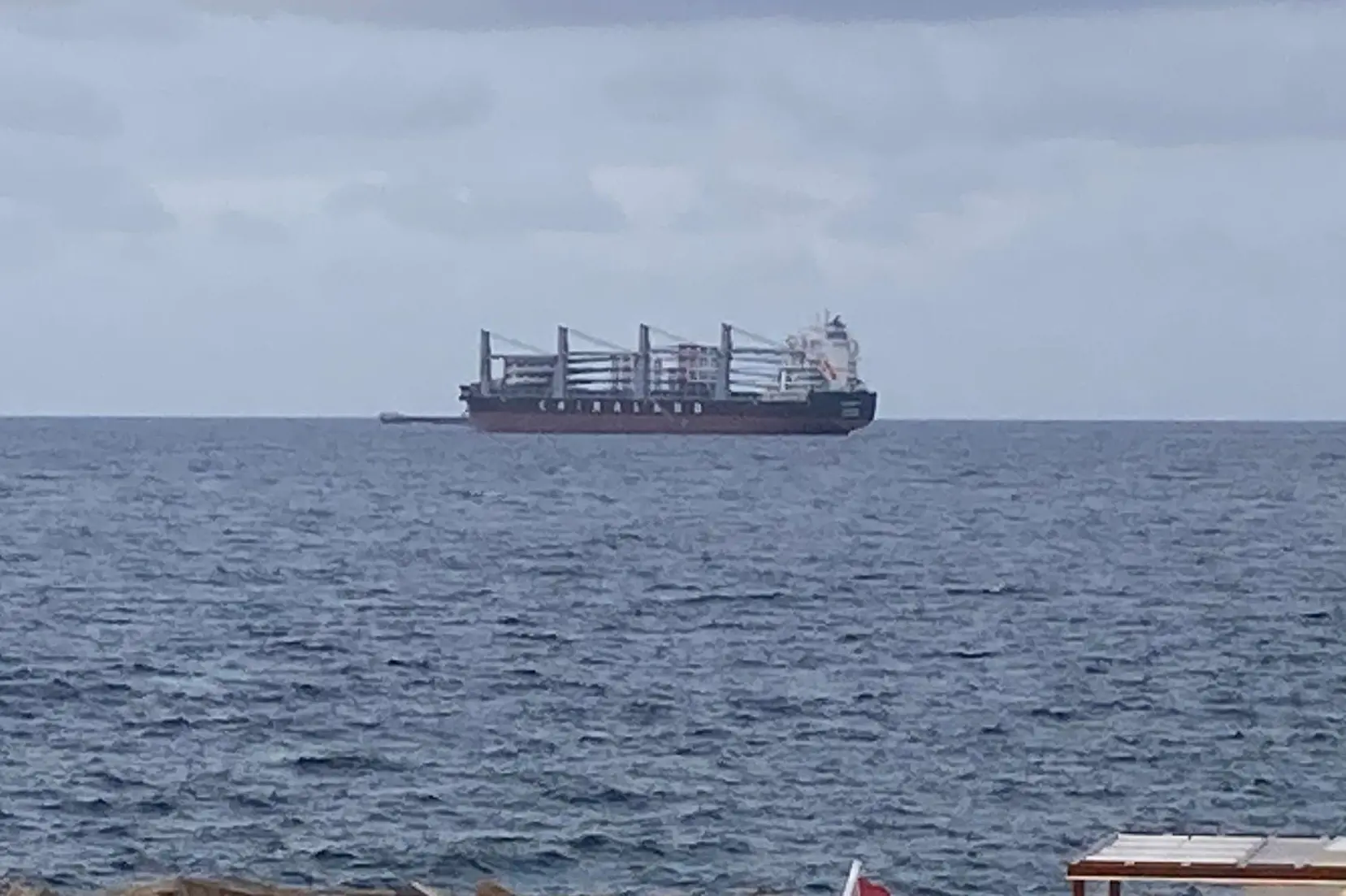 La nave cargo cinese in rada a Porto Torres (foto Pala)
