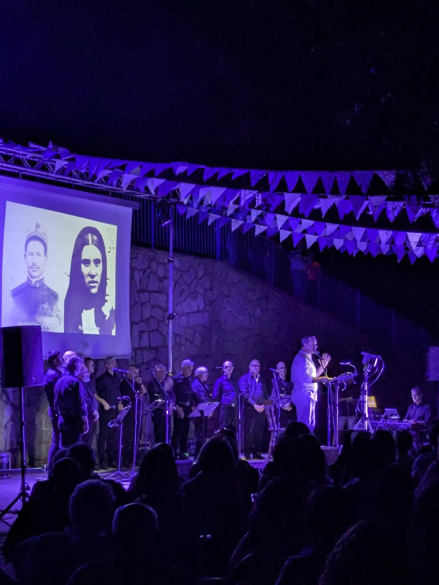 Lo spettacolo di Silvano Vargiu sul sagrato della chiesetta di Maria Ausiliatrice (foto concessa)