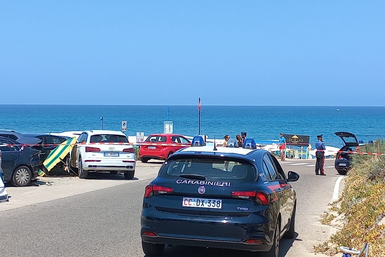 Badesi, suv impazzito piomba sulle auto nel parcheggio della spiaggia: due donne investite, una muore