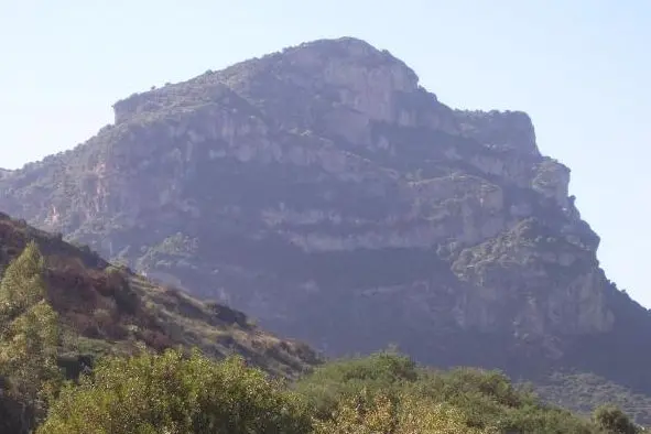 Monte Lora, con il profilo della Dormiente (Foto Wikimapia)