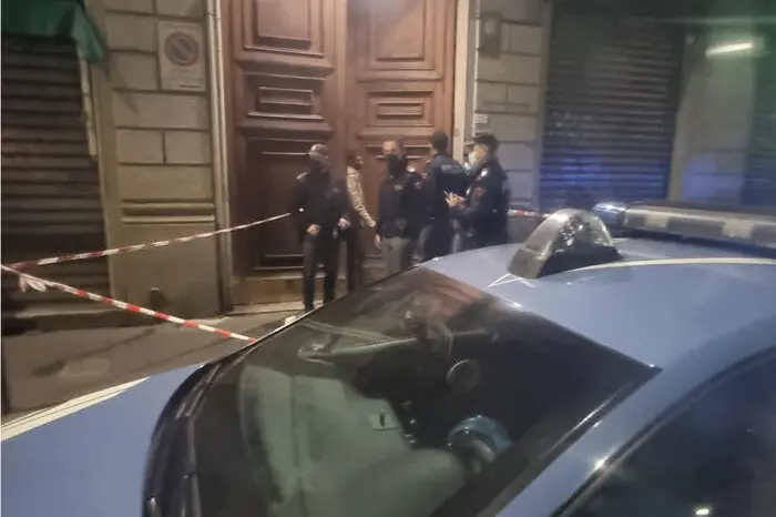 (fotogramma da video) Sembrava una morte dovuta a inalazione di fumo che aveva invaso l'appartamento quella di Fernanda Cocchi, 90 anni, trovata per terra in arresto cardiaco dai sanitari del 118 in una stanza dell'appartamento, dove viveva, vicino alla stazione Centrale di Milano: invece dall'analisi del corpo e dalle indagini della polizia sembra sia stata uccisa con un ferro da stiro. Una botta alla testa. Si ritiene che chi la uccisa abbia poi dato fuoco al piccolo appartamento, in via Ponte Seveso, Milano, 29 ottobre 2021. ANSA/CLAUDIO SCARINZI