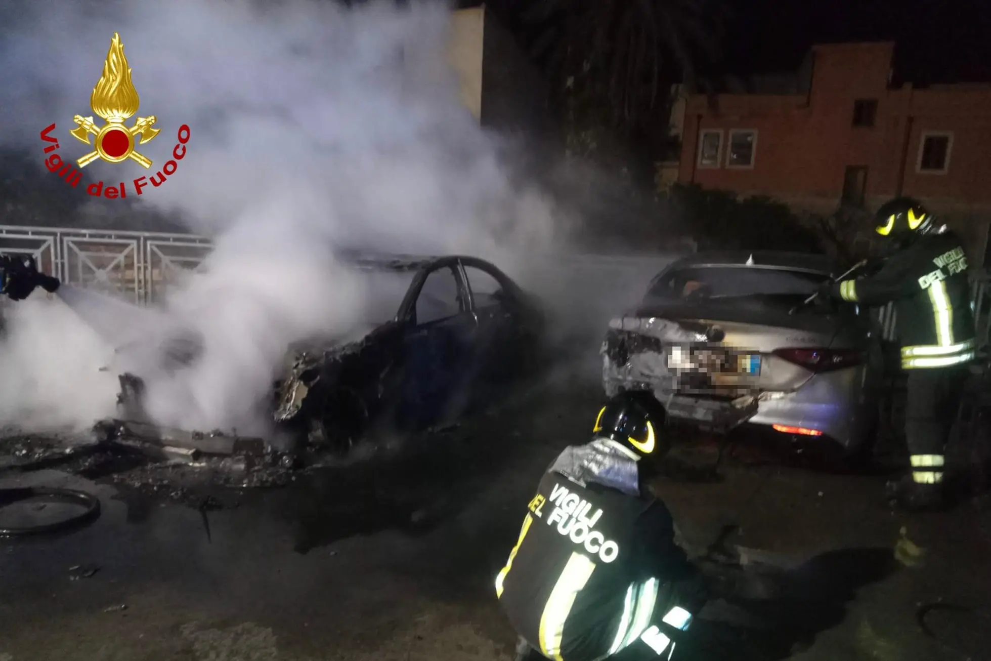 Auto incendiate a Siniscola (foto Vigili del fuoco)