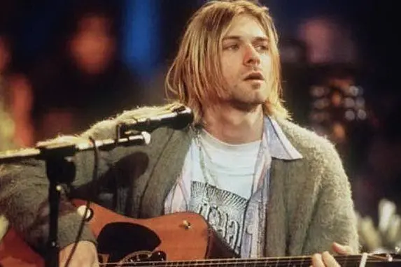 Kurt Cobain con il maglione andato all'asta (foto da frame video)