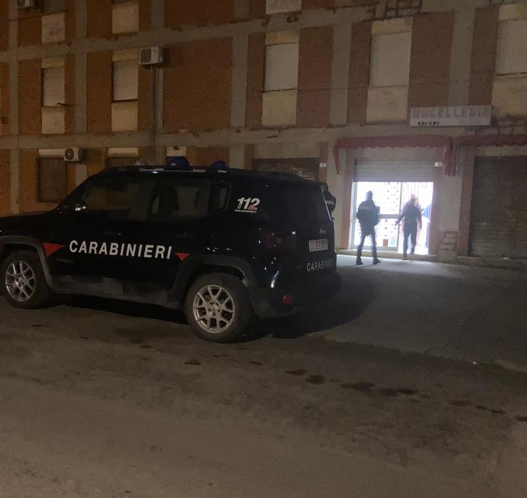Dramma a Porto Torres: macellaio stroncato da un malore mentre sistema la carne nel negozio