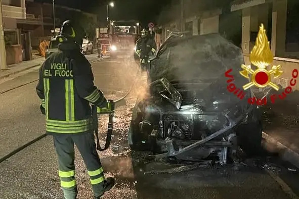 L'auto incendiata (foto Vigili del fuoco)