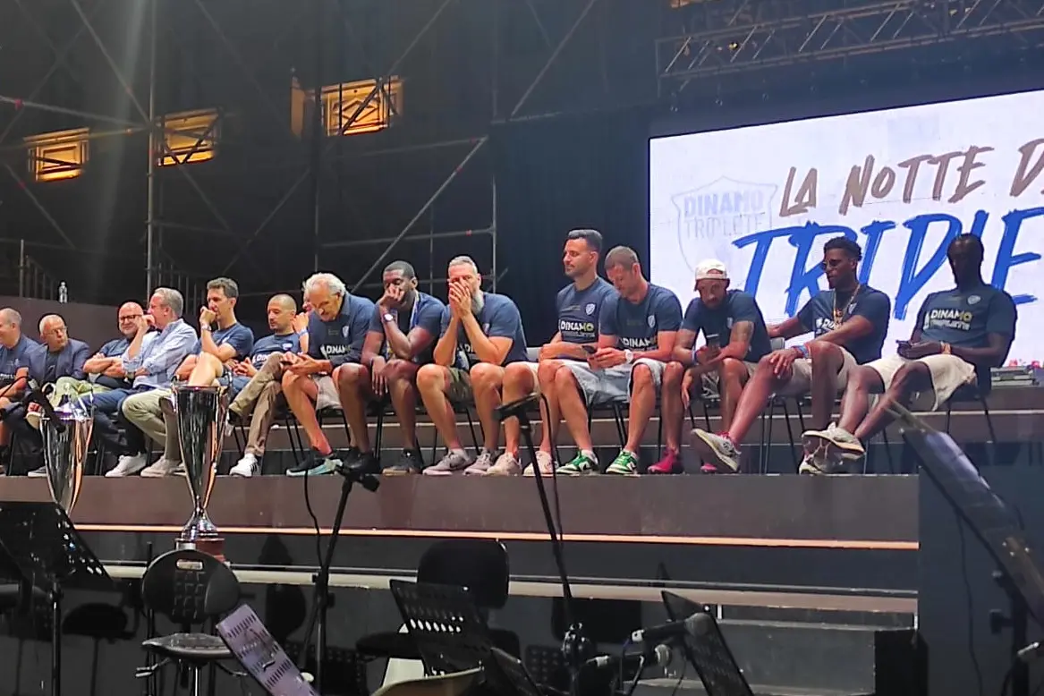 la squadra del triplete in piazza d'Italia (foto G. Marras)