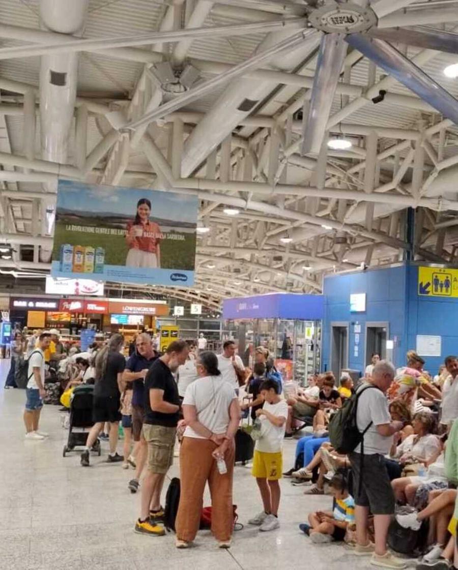 Cancellati due voli per Milano e Firenze, i passeggeri restano a terra