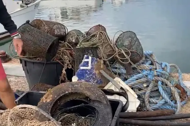 La pulizia dei fondali a Castelsardo (foto concessa)