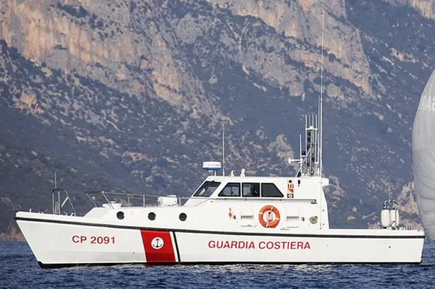 Una motovedetta della Guardia costiera sulla costa orientale (foto archivio L'Unione Sarda)
