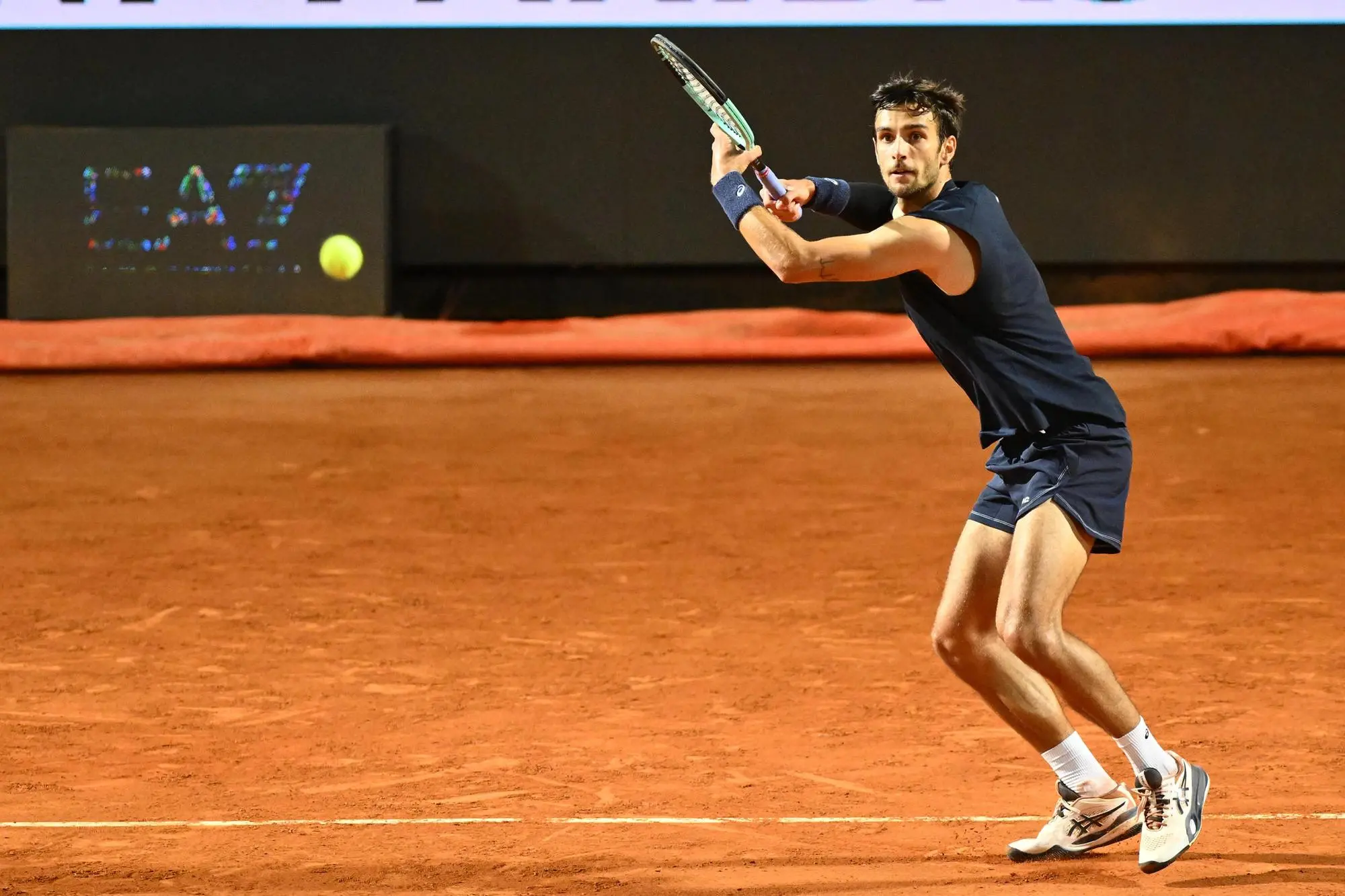 Lorenzo Musetti durante il quarto di finale degli Internazionali d'Italia a Roma contro Alexander Zverev (foto Ansa)