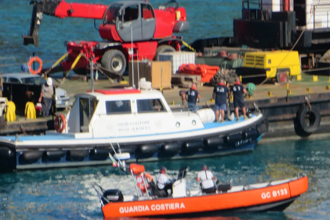 L'operazione è coordinata dalla Capitaneria di porto