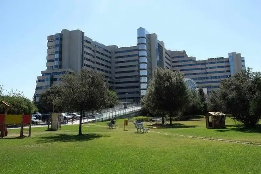 L'ospedale Brotzu, dove è stato ricoverato uno dei feriti (Archivio L'Unione Sarda)