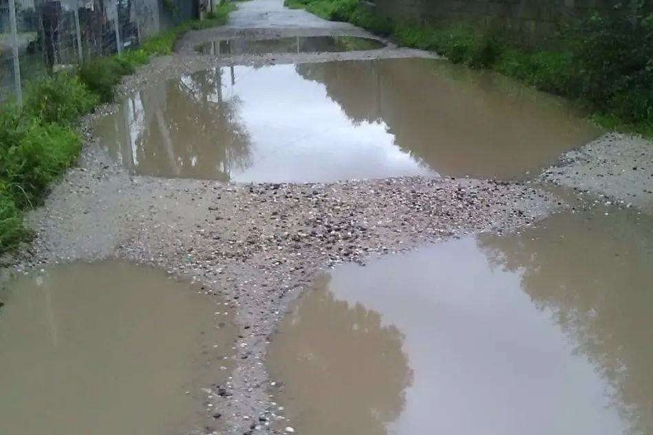 Una strada dissestata