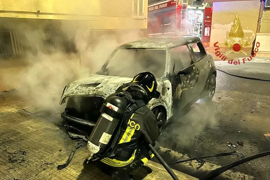 Auto in fiamme a Quartu (foto vigili del fuoco)