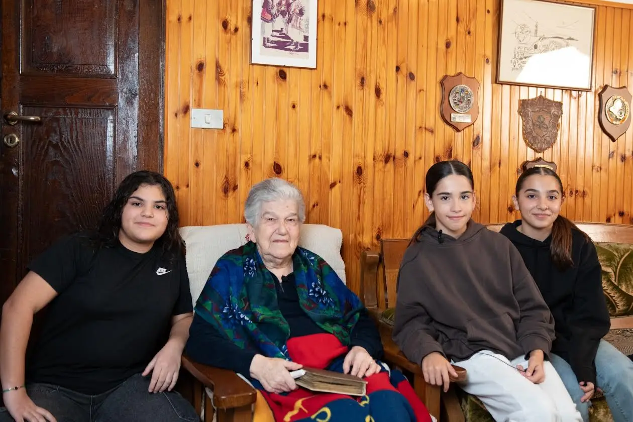 Le tre giovani ragazze assieme a Veneranda Mocci (Foto concessa dagli organizzatori)