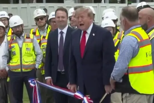 Trump parla ma non si sente nulla al primo evento boicottato da tv