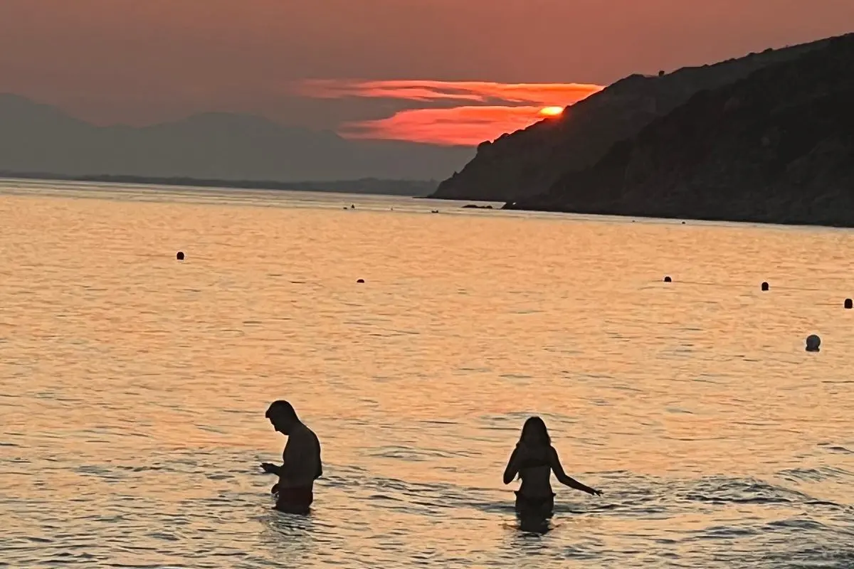 Un bagno al mare di notte in Sardegna (foto Francesca Melis)
