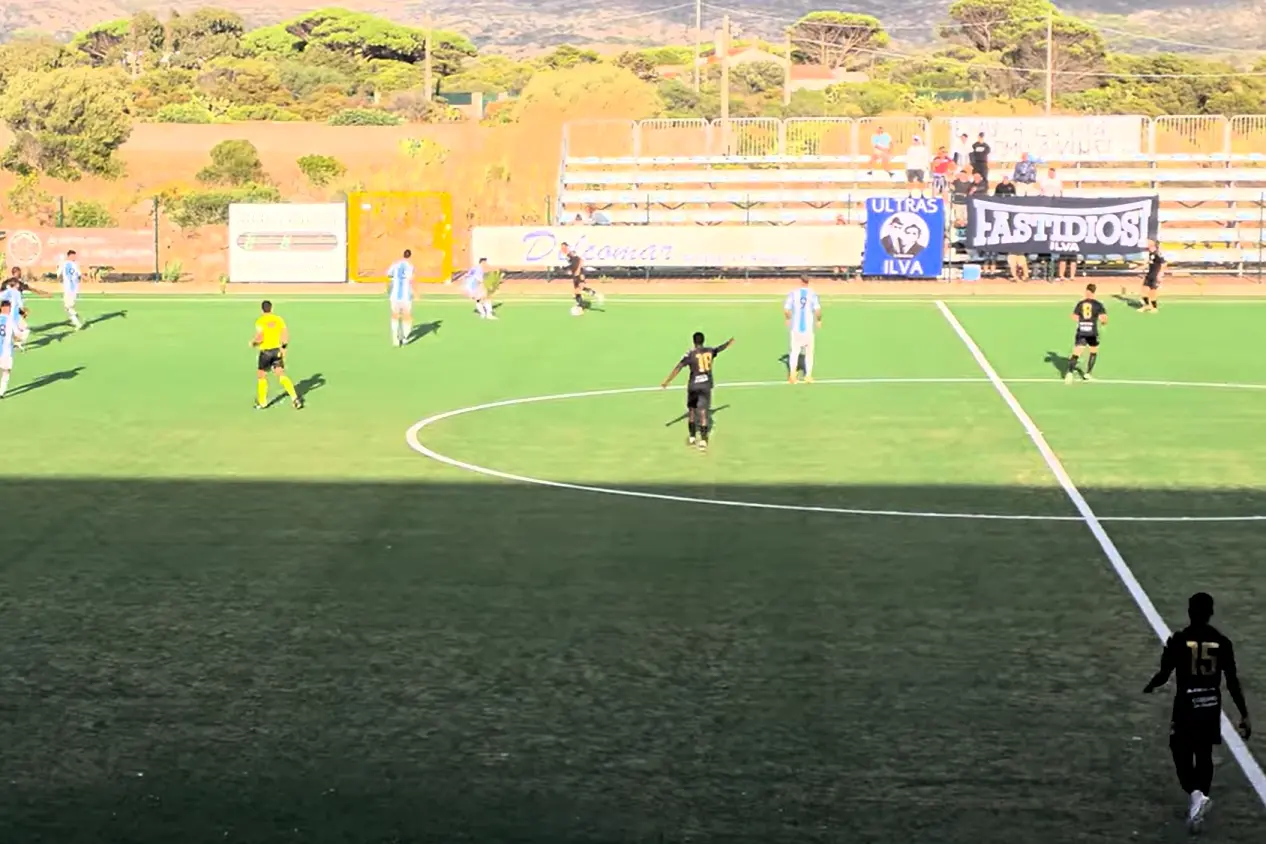 Traoré con la maglia numero 15 nel match tra Santa Teresa e Ilva (foto Ilenia Giagnoni)