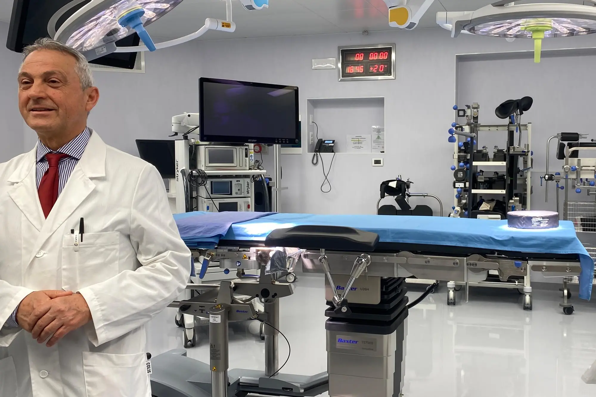 La nuova sala operatoria con il primario del reparto di Ortopedia dottor Giuseppe Melis