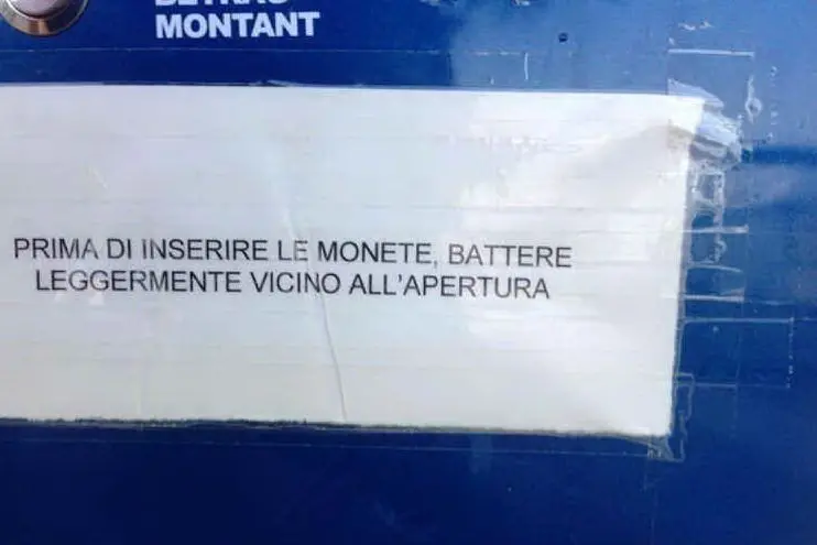 L'avviso sul parchimetro del lungomare di Carloforte
