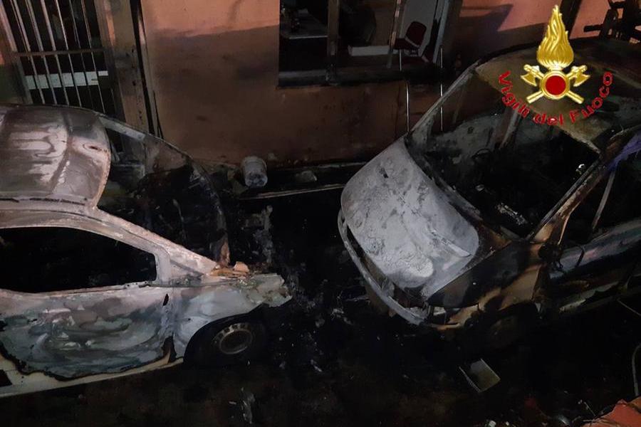 Attentato incendiario a Lanusei, distrutti 4 mezzi della Provincia