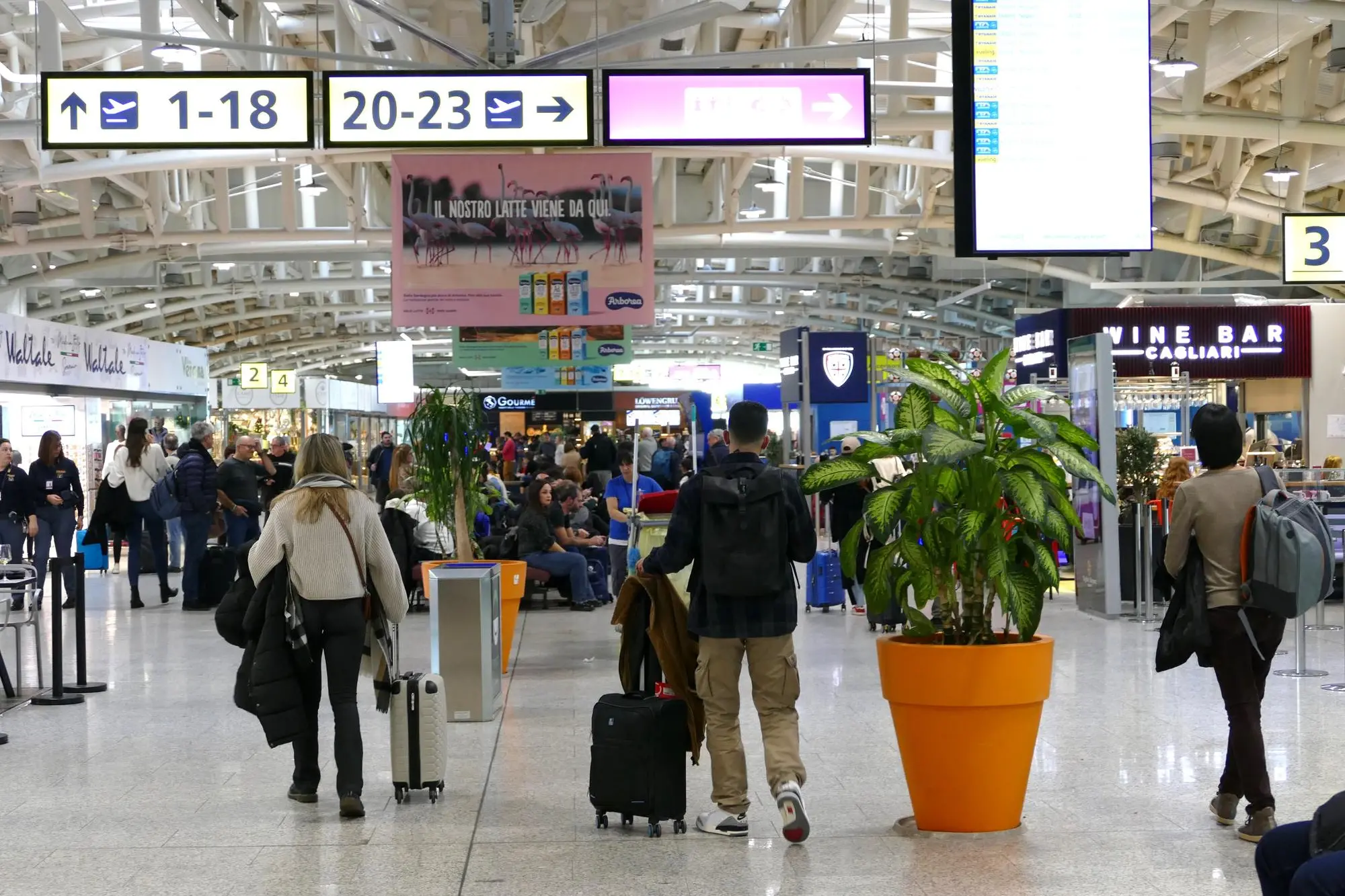 L’area partenze dell’aeroporto di Cagliari (archivio L'Unione Sarda)